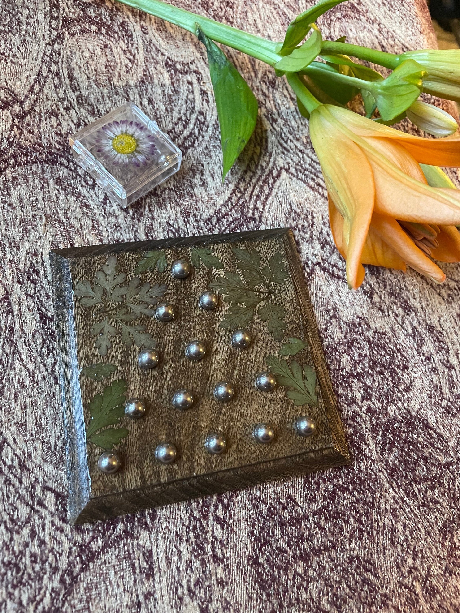 Botanical pyramid solitaire pentagon puzzle board, with pressed Daisy and herb Robert cottagecore goblincore nature handmade boardgame